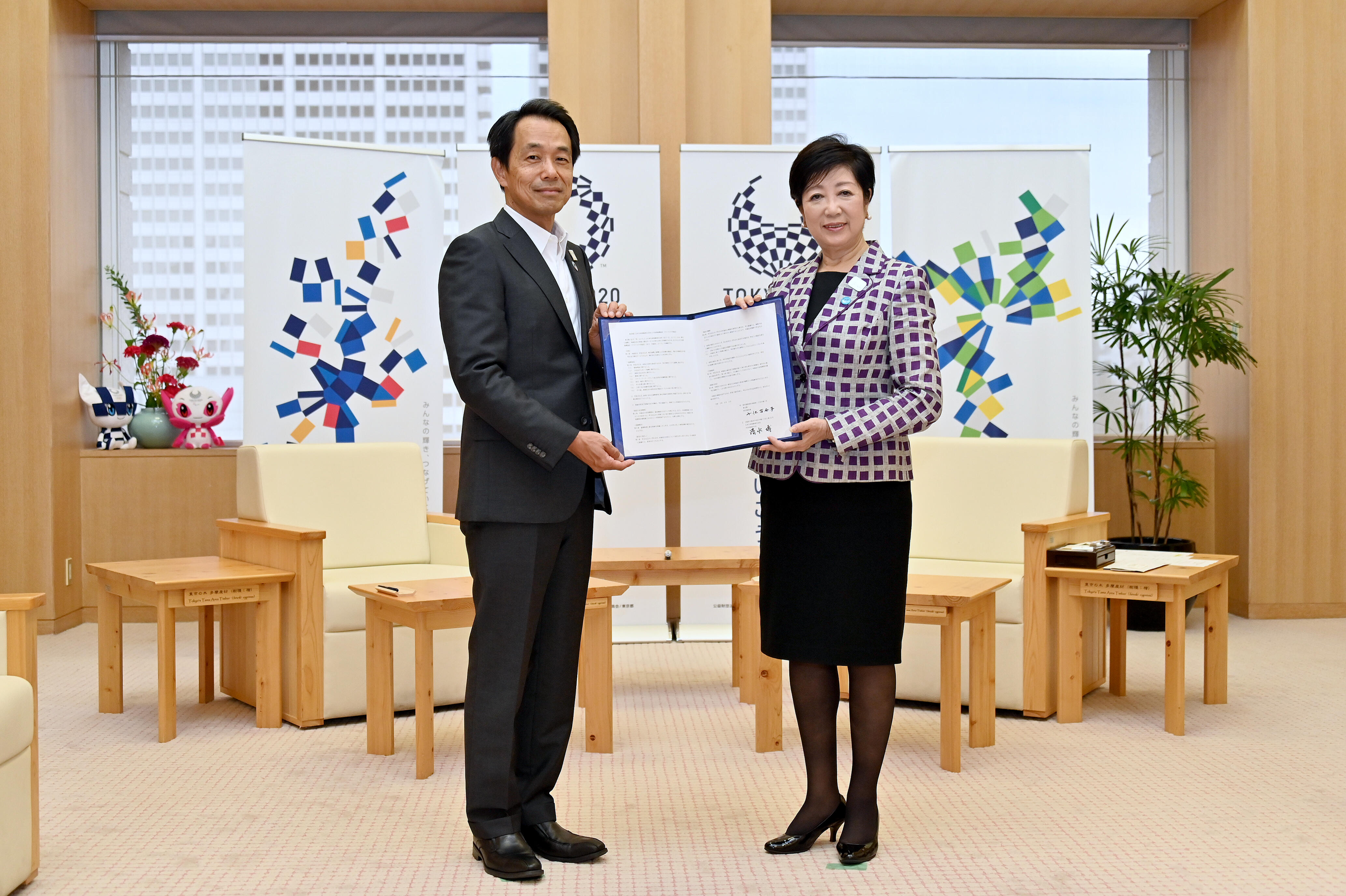 画像：日本生命保険相互会社 清水博代表取締役社長と小池百合子知事.jpg