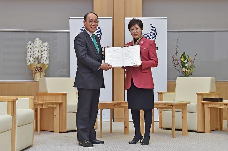 画像：第一生命保険株式会社 渡邉光一郎代表取締役社長と小池百合子知事