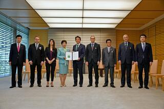 写真：(首相官邸訪問)