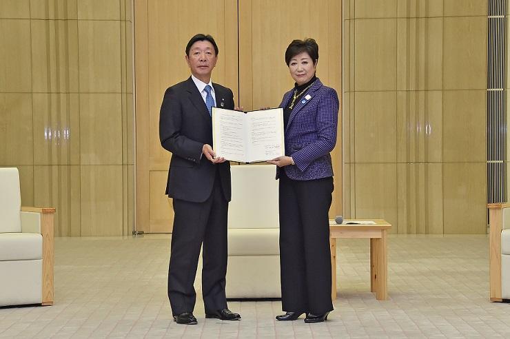 画像：明治安田生命保険相互会社 鈴木伸弥取締役会長代表執行役と小池百合子知事