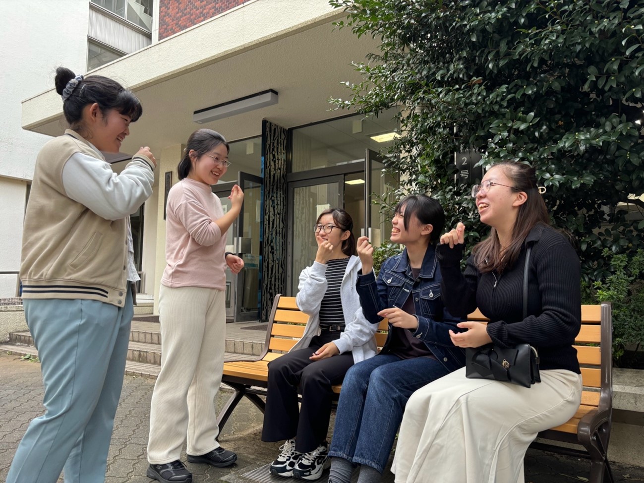画像：手話べり　毎週1回手話の勉強会、ディスカッションを行っています。