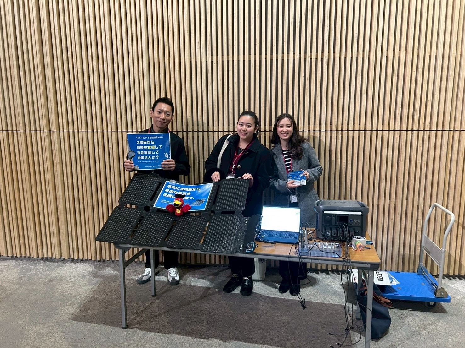 画像：太陽光発電充電スポットを設置の様子