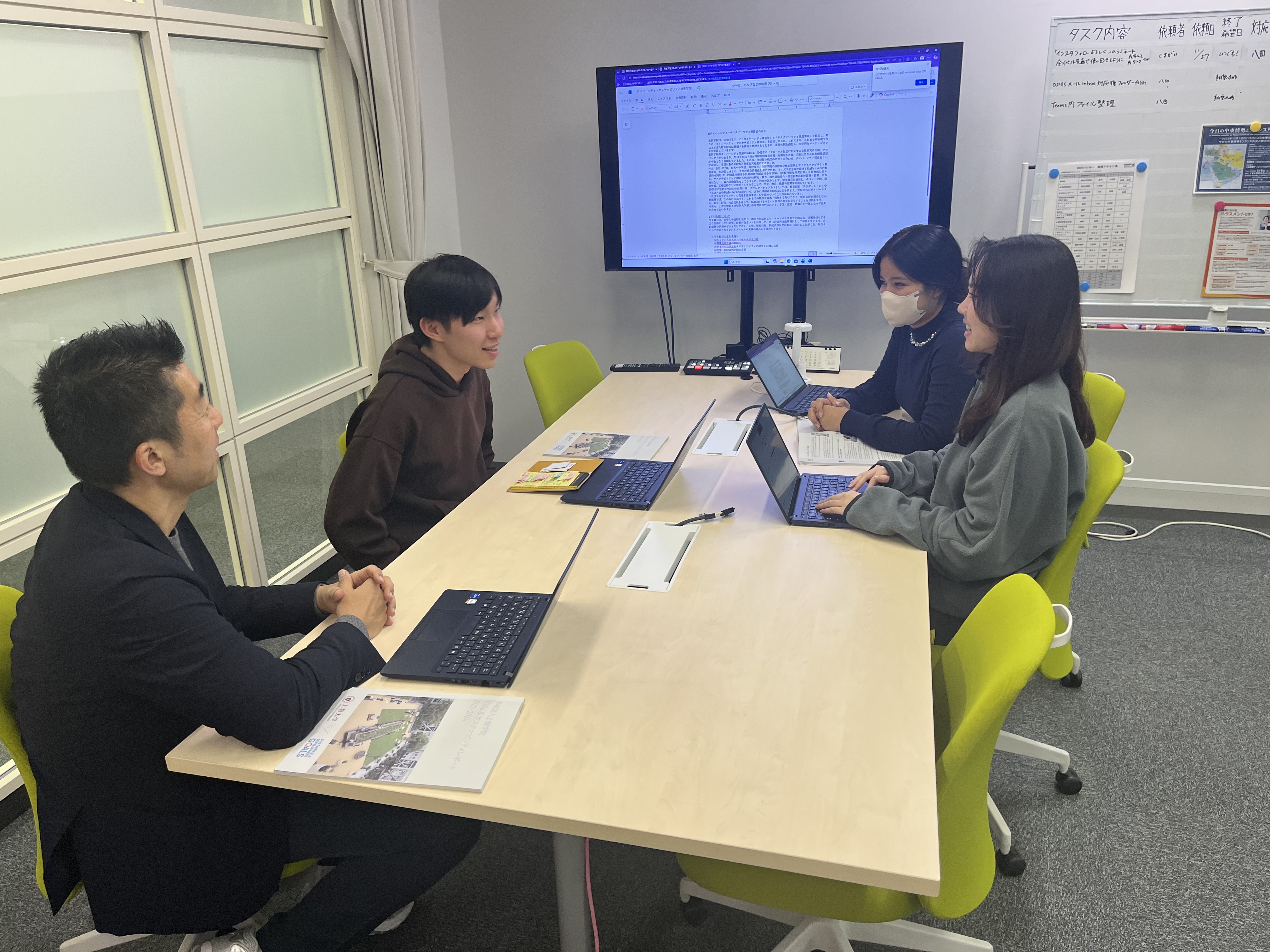 画像：太陽光発電充電スポットを設置の様子