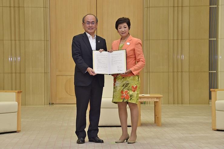 画像：住友生命保険相互会社 橋本雅博取締役代表執行役社長と小池百合子知事