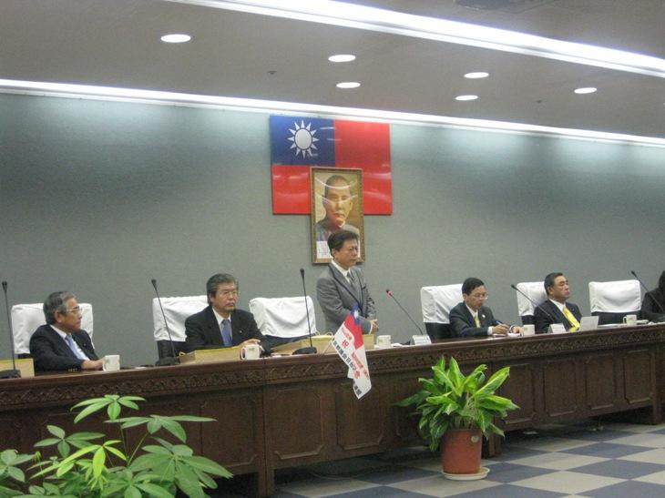 画像：表敬で挨拶する猪瀬副知事。右側は林台北市副市長