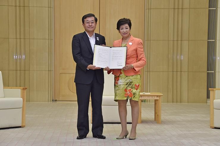 画像：東京海上日動火災保険株式会社 北沢利文取締役社長と小池百合子知事